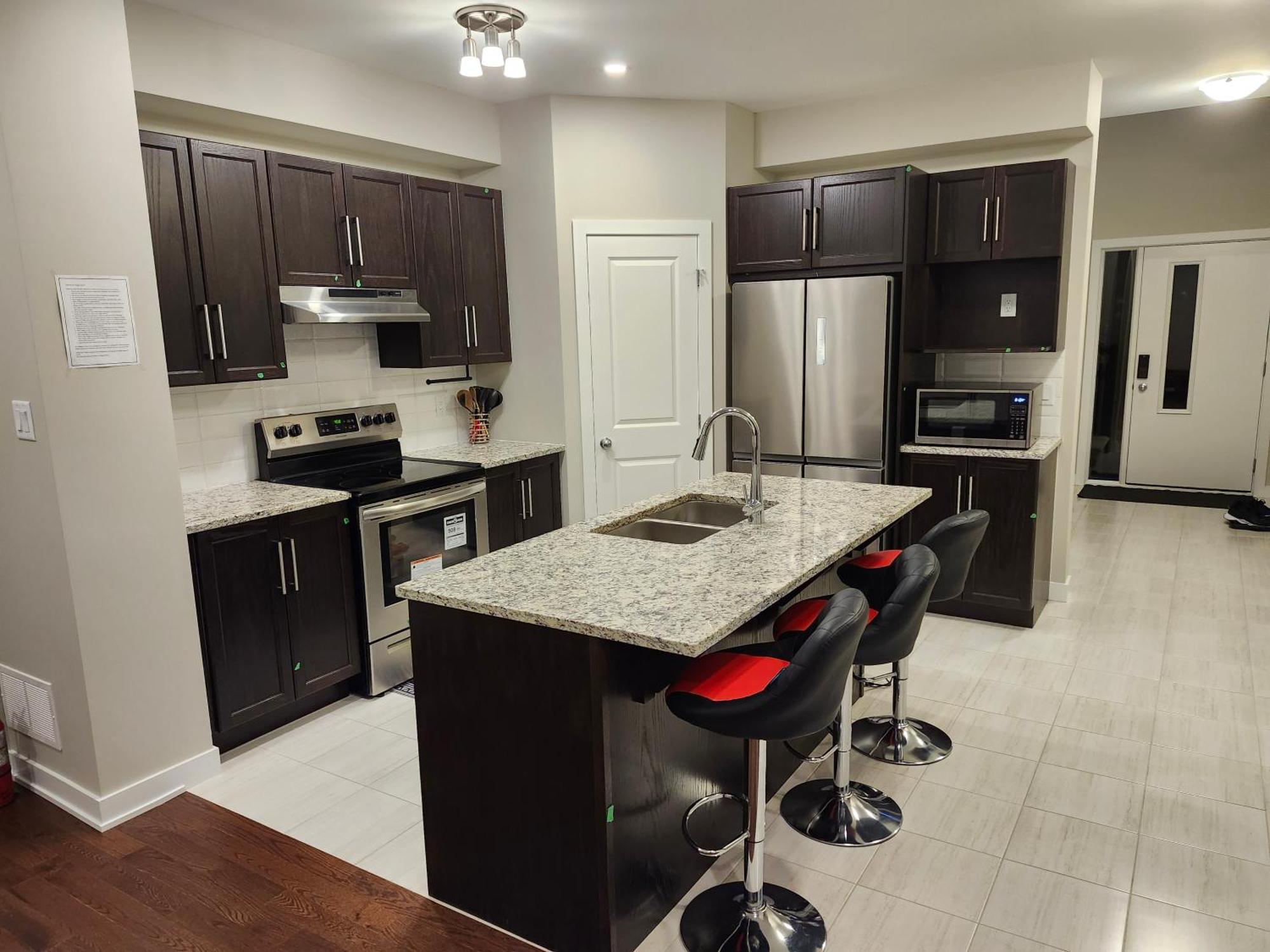 Private Room-brand New-budget Friendly Master Bedroom-house Homestay Carleton Place