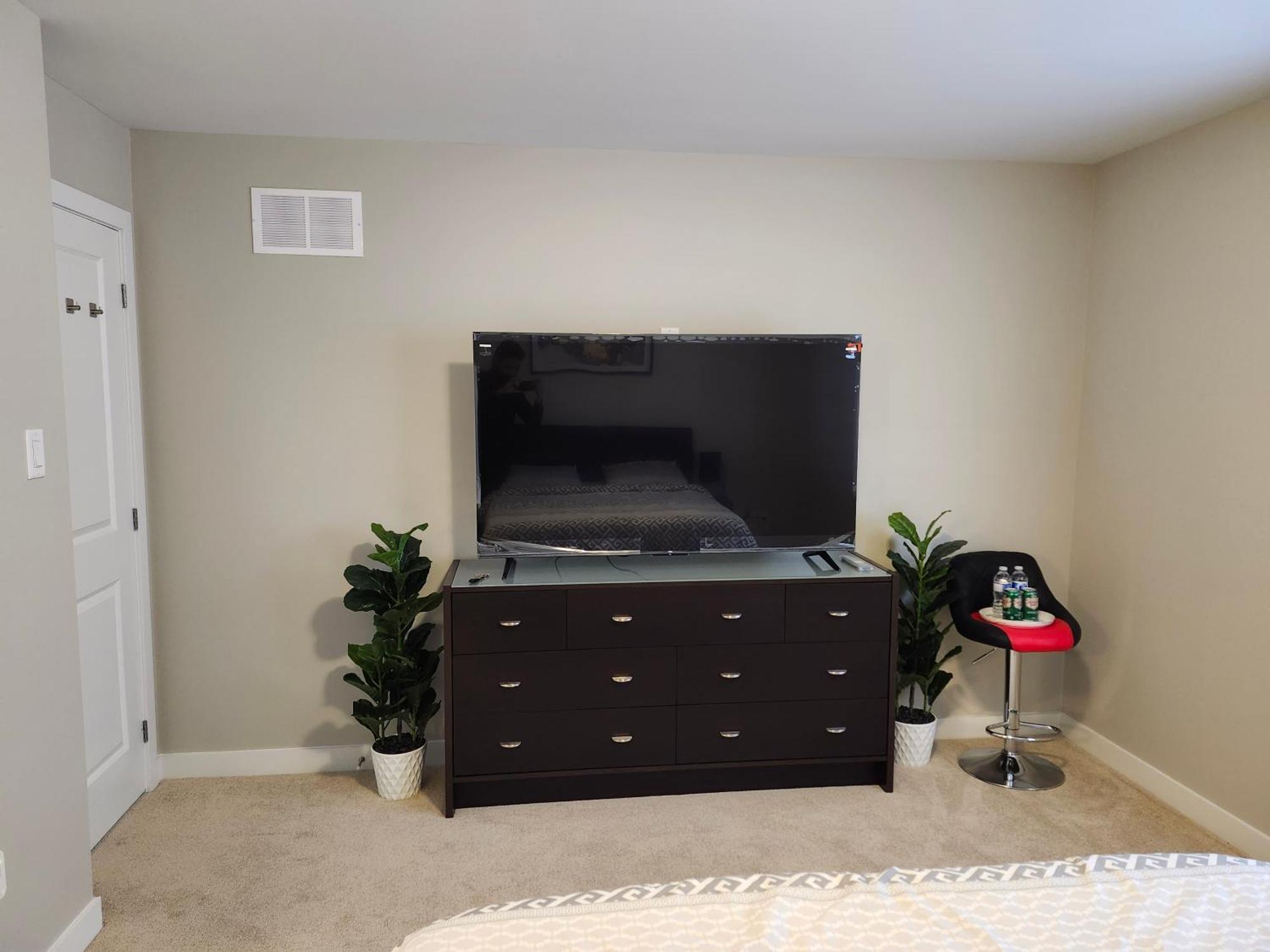 Homestay Private Room-brand New-budget Friendly Master Bedroom-house Carleton Place